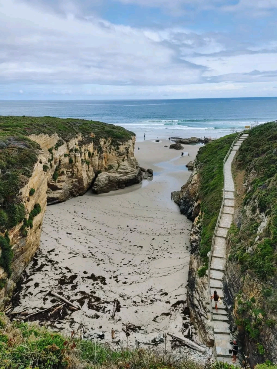 Rock Arches และ Ocean Magic ที่ Playa de las Catedrales