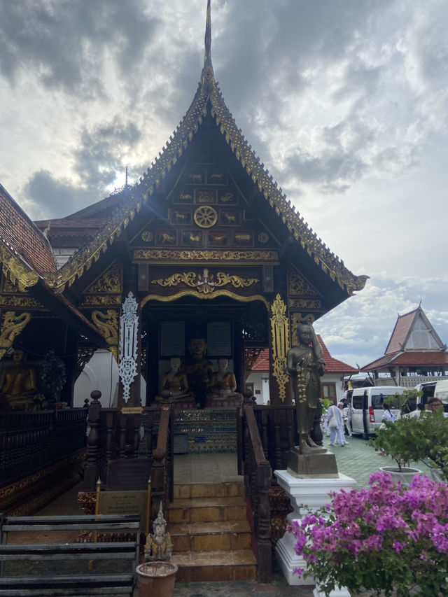 เที่ยววัดหนองเงือก ชมพระแก้วมรกตจำลอง