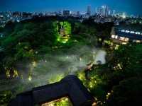 『雲海に包まれる東京のホテル』椿山荘