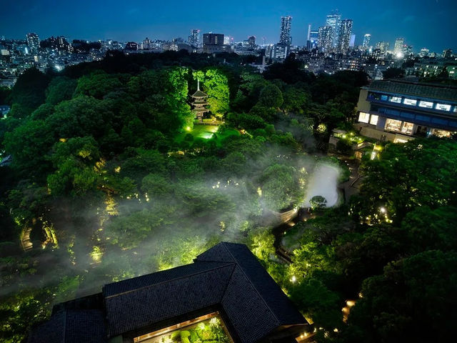 『雲海に包まれる東京のホテル』椿山荘