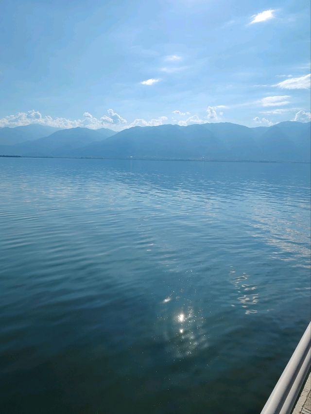 Island Stroll: Embracing the Beauty of Erhai Lake