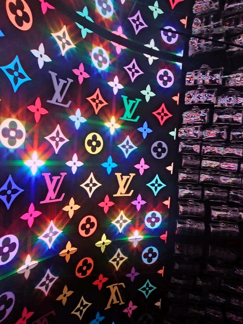 #TravelWithPochi
Louis Vuitton Visionary Journeys ✨
📍 LV The Place Bangkok (1st floor, Gaysorn Amarin / Right next to Chit Lom BTS Station)
An immersive exhibition exploring Louis Vuitton's history and items through video and luggage displays 🎨✨
At the end of the exhibition, you can use the touchscreen to receive free gifts like postcards and stickers 🎁
💡 Points
Free advance reservations required through the official website 📝
Approximately 15 minutes ⏰
The attached cafe and restaurant are also popular ☕🍰
Recommended for those looking for a stylish and special free experience during their Bangkok trip 📸✨ #ThailandTrip