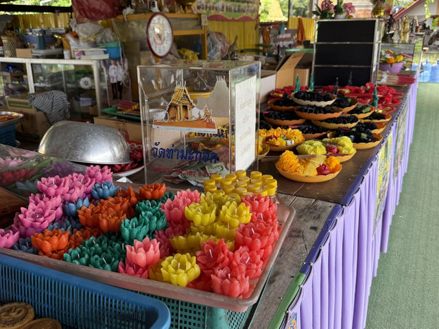 ไหว้พระอุโบสถสีทองวัดท่ามะกอก ไหว้พระอุโบสถสีทองวัดท่ามะกอก