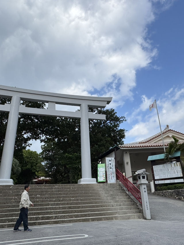 日本沖繩|波上宮——臨海朱紅聖域,龍口淨水與金色神獸庇佑,俯瞰波之上海灘的祈願之所 日本沖繩|波上宮——臨海朱紅聖域,龍口淨水與金色神獸庇佑,俯瞰波之上海灘的祈願之所