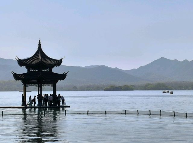 West Lake 🌅 ทะเลสาบที่ทำให้หางโจวโรแมนติกสุดๆ West Lake 🌅 ทะเลสาบที่ทำให้หางโจวโรแมนติกสุดๆ