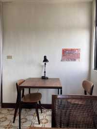 在鐵道邊安靜生活一個下午：工作室咖啡庭的慢步調美好