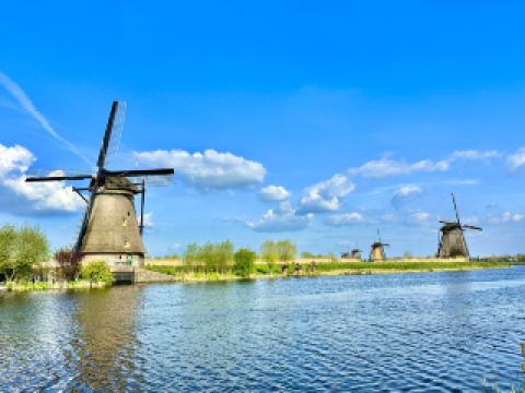 Dutch Attractions 🇳🇱 Kinderdijk | Step into a fairytale scene amidst windmills and meadows 🌬️🐄