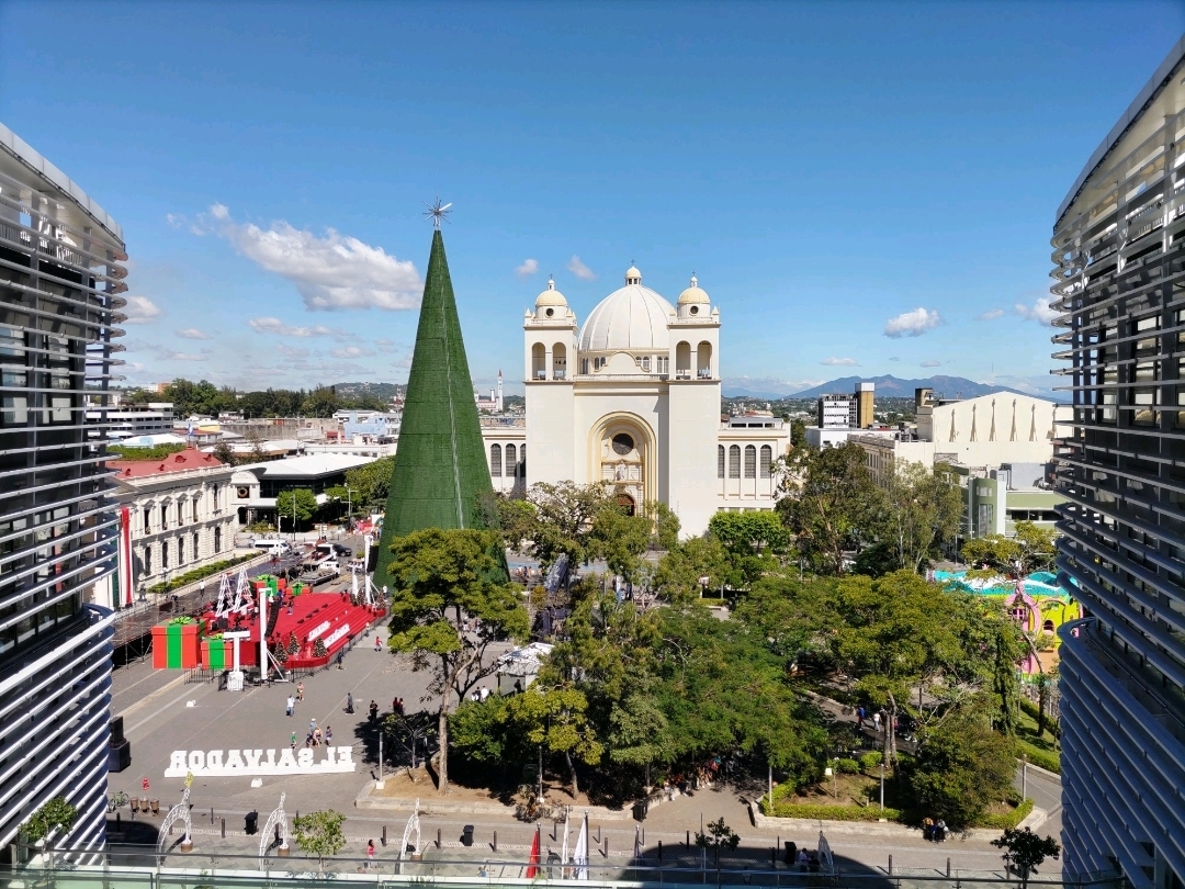 Nằm ở trung tâm thành phố: Catedral Metropolitana de San Salvador