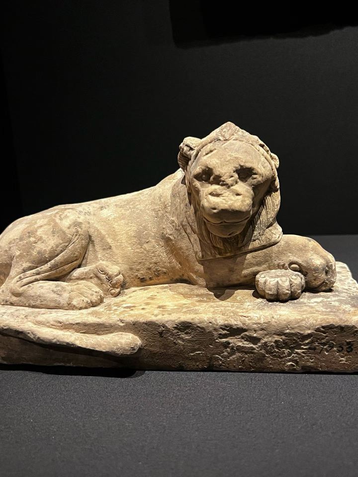 古代エジプトの石碑に刻まれたヒエログリフ展示館で記念撮影。 | Trip