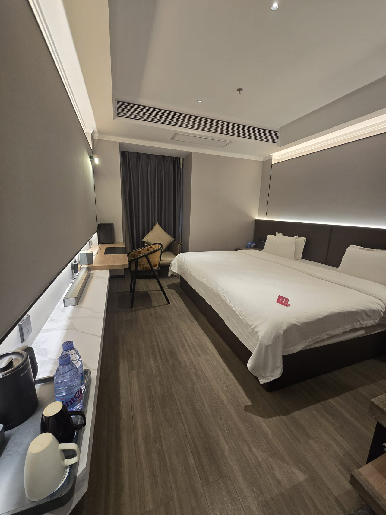 Recently went to Shenzhen to play, stayed at the Heron Moon Mercure Hotel, near the Science Museum subway station, walk over about 5 minutes, to Huaqiang North, quite convenient.

The overall feeling is quite comfortable, quite feel, not the most luxurious kind, but wins in fashion, with a sense of design. The hotel focuses on light luxury and giant screen cinema style, the room I stayed in has a 120-inch giant screen projection, the sound feeling is cinema level, watching movies super cool, lying in bed at night to watch, really kind of "private cinema" feel.

The room space is quite large, not particularly cramped, the bed is not soft or hard between, good to sleep. The bathroom is clean, a hairdryer and a makeup mirror are available, which is really quite courteous for girls going out.

The advantage of the bustling city is that there are many restaurants nearby. It is very convenient to find food. You will not have nowhere to go after staying in the hotel. There is also a gym on the 3rd floor that can be used for free, but it is one more option if you want to exercise.

If I am going to Shenzhen for a short stay, and want the accommodation with a sense of design, a cinema feel, and do not want to be too biased, this is quite a solid choice.

Hotel Information
🏨 Hotel name: Heron Moon Hotel (Shenzhen Huaqiang North Science Museum Metro Station Branch).
🚩Address: No. 94-5, Nanyuan Road, Futian District, Shenzhen.
🚗 Transportation: Near Science Museum MTR Station Exit C, about 5 minutes walk; also accessible from Huaqiang North Business District on foot.

---
#hashtag:
#Shenzhen Hotel #Heron Moon Hotel #Heron Moon Mercure #Shenzhen Huaqiang North #Shenzhen Accommodation #Science Museum Metro Station #Giant Screen Projection #Shenzhen Free Trip #Shenzhen Store Exploration #Shenzhen Hotel Recommendation #Hua Qiang North Hotel #Shenzhen Short Stay #Shenzhen Stay Hotel #Shenzhen Travel