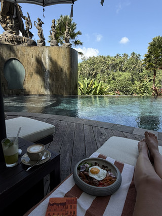 Surga hutan Ubud, dapat diakses oleh semua orang 🌿✨

Kayon Valley Resort adalah tempat di mana waktu seolah berhenti. Terletak di hutan tropis di lereng bukit, menghadap ke Sungai Petanu yang sakral. Namun rahasia utama tempat ini bukanlah vila-vila mahalnya; melainkan kenyataan bahwa semua orang dapat menikmati suasananya.

Bagaimana cara menuju surga tanpa reservasi? 🤫

Datang saja ke Restoran Kepitu! Terletak tepat di samping kolam renang tanpa batas dengan pemandangan hutan yang menakjubkan. Pesan sarapan, makan siang, atau koktail—dan nikmati pemandangan, kursi berjemur, dan suasana resor bintang lima sepanjang hari. Tanpa deposit, hanya tagihan untuk makanan dan minuman #ubud