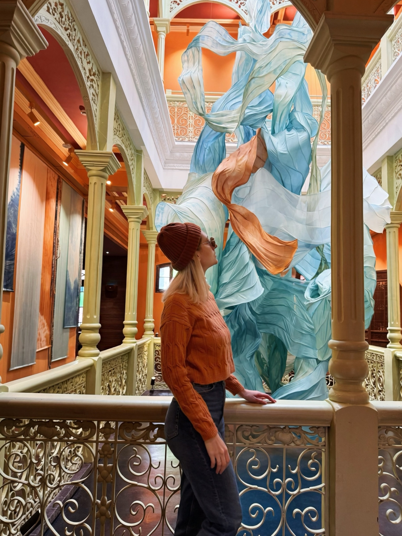 ...that Starbucks could be a destination not just for coffee?
Every corner here feels like a mini-gallery: stained glass, marble, lighting, textures.
The centerpiece is a massive silk installation crafted using the traditional Hangzhou weaving technique, Hanluo.
The building combines historical elements with modern design, making it a place people visit not only for coffee but also for the ambiance, stunning photos, and the feeling of being in a 'museum inside Starbucks.'

What to see:
▪️ A large hanging silk composition
▪️ Arches, marble details, and warm lighting perfect for photos
▪️ The 'museum inside Starbucks' atmosphere

Best times to visit:
▪️ Before 11:00 AM — fewer people.
▪️ After 5:00 PM — soft lighting, ideal for photography.
▪️ Weekends — more tourists.

📍 Starbucks Reserve (Hangzhou Hefang Street Intangible Cultural Heritage Concept Store)
Address: 70 Zhongshan Middle Road, Qingbo Street