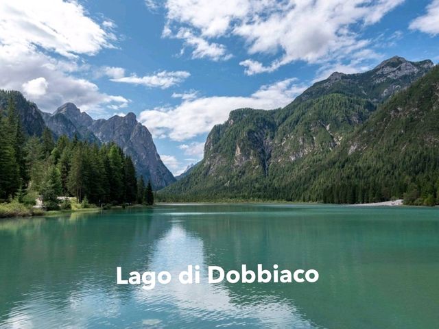 หนึ่งในทะเลสาบแสนสวยของเทือกเขา Dolomites