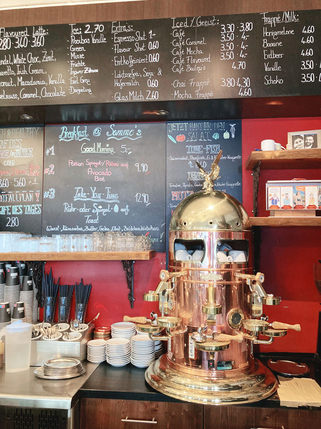 항상 손님들로 북적이는 인기 카페 Café Sammo