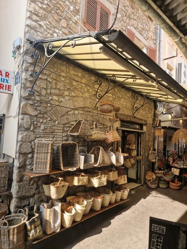 Here are the top 10 places you must visit in south of France 🧭🇫🇷✨️ Here are the top 10 places you must visit in south of France 🧭🇫🇷✨️