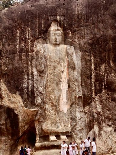 なぜ10世紀の仏像は岩に彫られたのか？ 。 | Trip.com スリランカ
