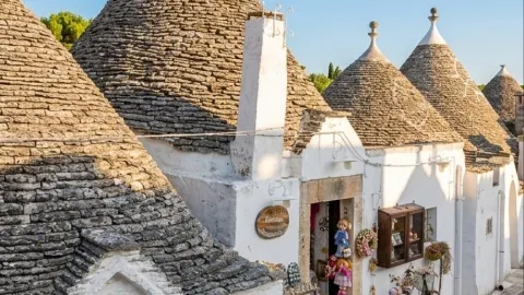ไกลกว่าชายฝั่งอามาลฟี: สุดยอดทริปหนีร้อนที่ปูเกลียและซาเลนโต 。 — traveler post in เลชเช