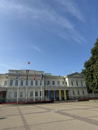 This Lithuanian presidential palace (Prezidentūra) in Vilnius is not just an ordinary historical monument - more than 600 years old! 👑

Walking around here is like traveling back in time and feeling how the Baltic geopolitics developed and transformed step by step. Every stone and every door witnesses the changing Lithuanian storm clouds.

The Presidential Palace is located in Vilniaus g. 3, Vilnius, 01102 Lithuania. ⚡

If you want to experience the history and culture of Vilnius in depth, this is a must go! It is recommended to go on weekdays, there are not so many people, you can quietly feel its atmosphere and background ~✨