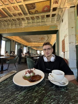 A restaurant in a 19th-century mansion where the ceiling holds a whole story 🇷🇺