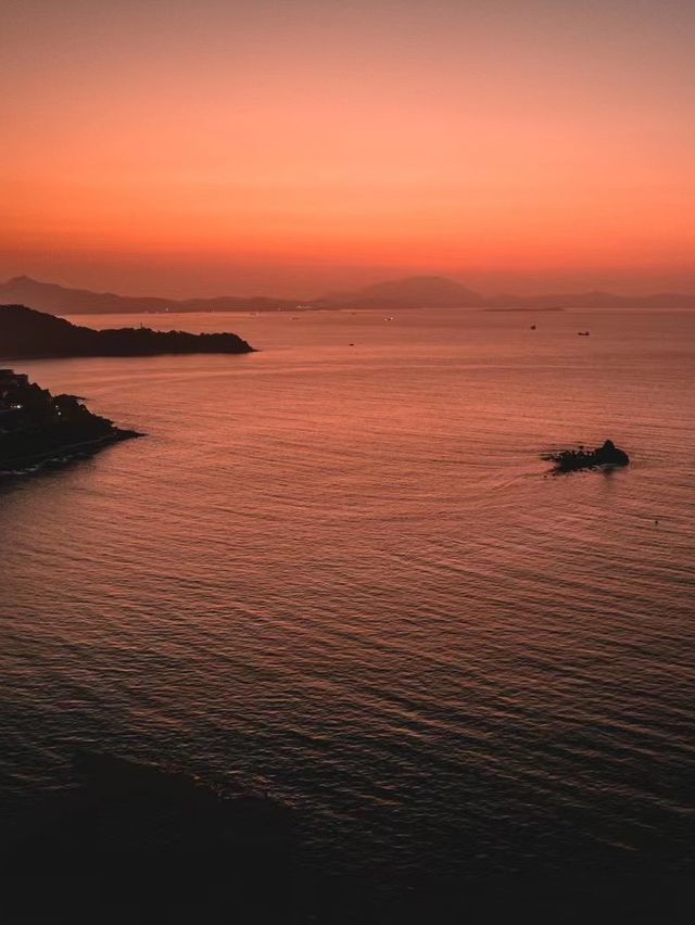 Stunning beach sunrise in Shenzhen, China😍