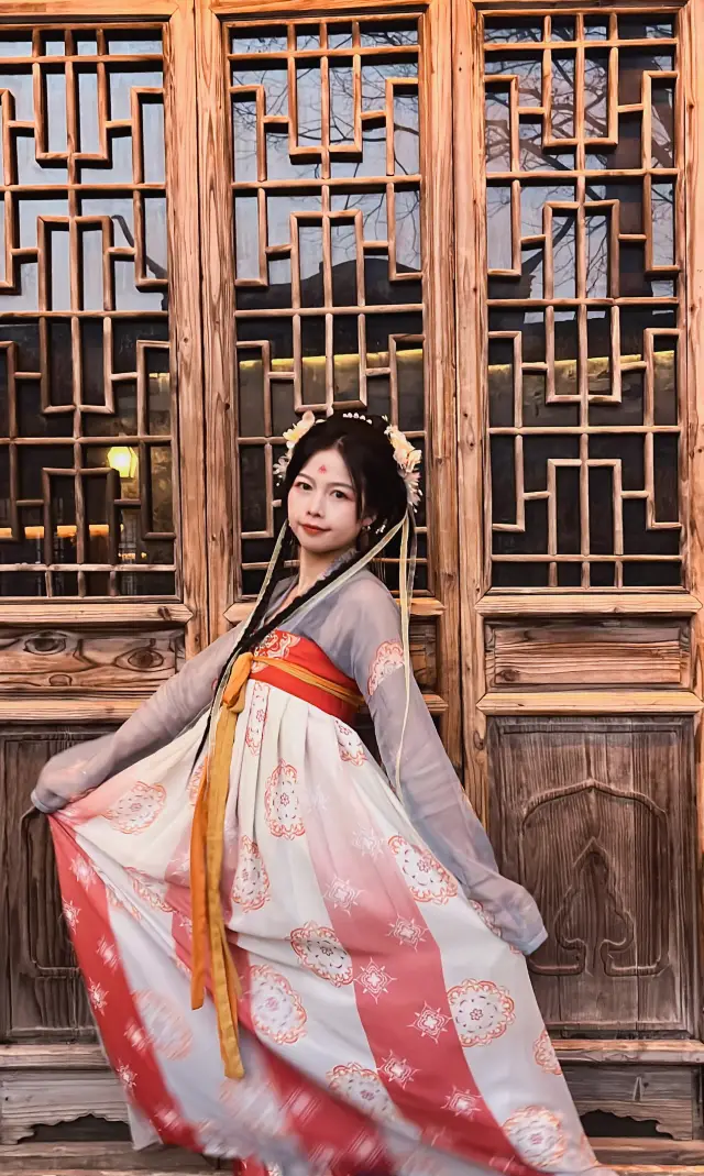 First Experience of Hanfu | Change a style and take a photo with C City Wuzhen