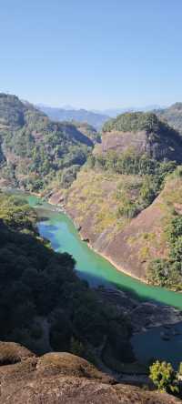 武夷山從生態、景觀、歷史文化等方面與其它同類地區和遺產地的價值比較，有以下突出特點：武夷山集山嶽、河