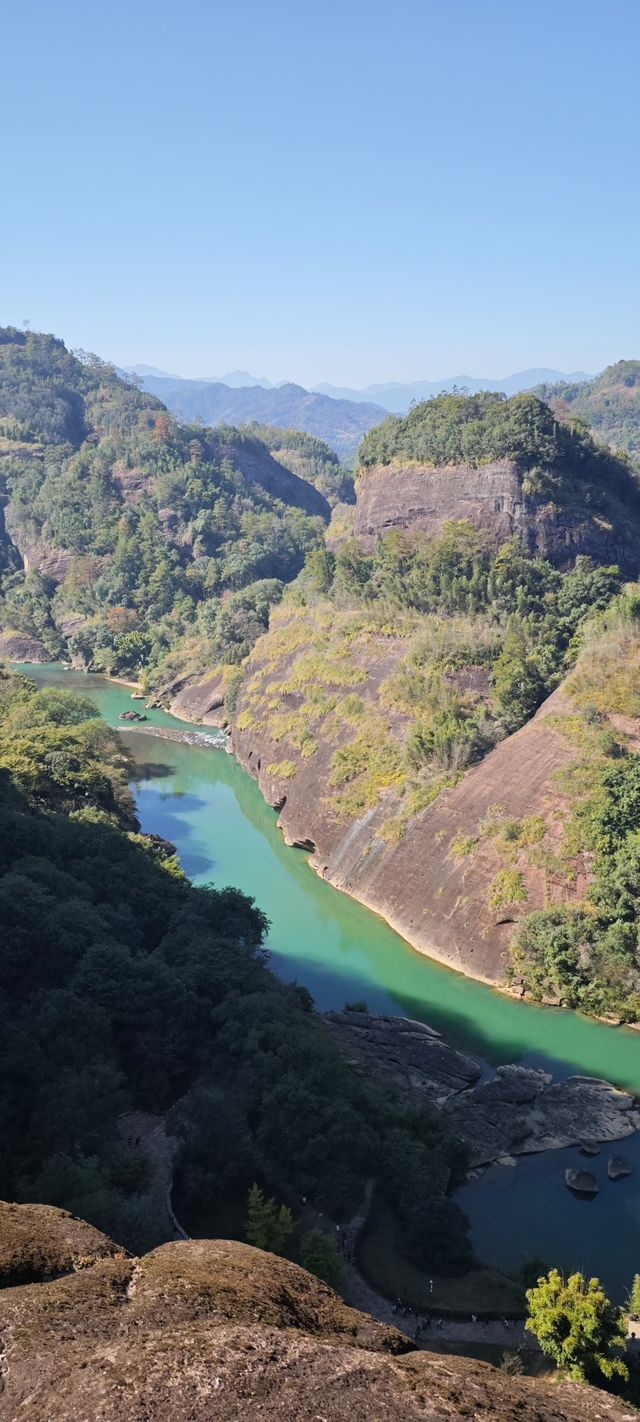 武夷山從生態、景觀、歷史文化等方面與其它同類地區和遺產地的價值比較，有以下突出特點：武夷山集山嶽、河