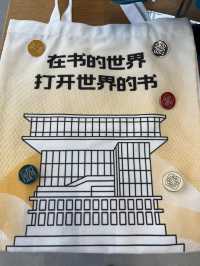 低頭看書，抬頭看湖：朵雲書院滴水湖店