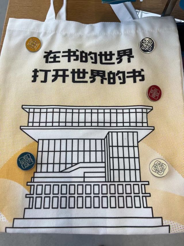 低頭看書，抬頭看湖：朵雲書院滴水湖店