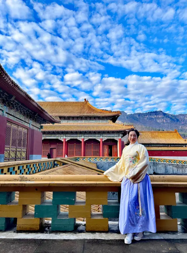 The Forbidden City is too crowded to queue up, so you can go to Hengdian, where you can book the entire Forbidden City replica