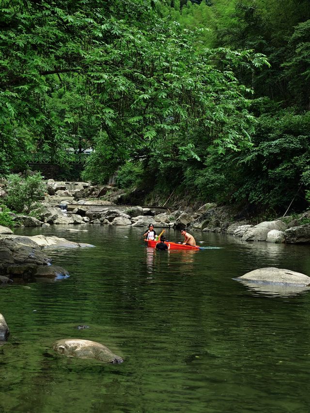 夏天就是要泡在水里安吉山步石溯溪 夏天就是要泡在水里安吉山步石溯溪