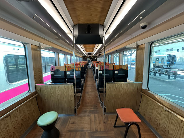 行駛在山海之間，白神號列車