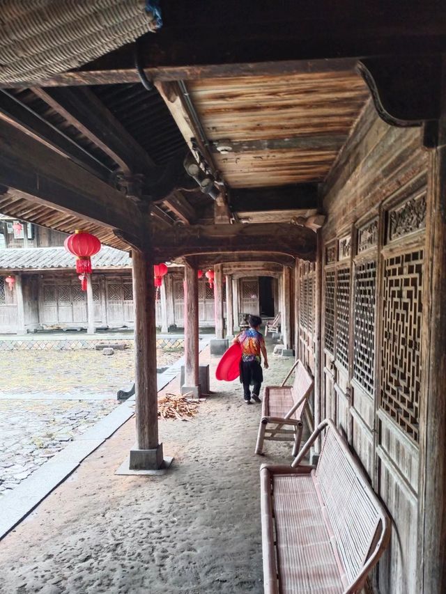 浙江古村落自駕遊～雪溪胡氏大院 胡氏大院位於溫州市泰順縣雪溪鄉橋西村石門樓，建於清道光十二年至同治十。