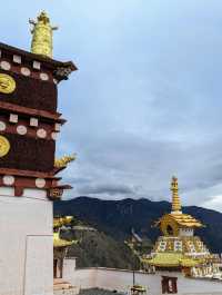 嘎丹桑批羅布岭寺：康巴藏區的佛教藝術殿堂。