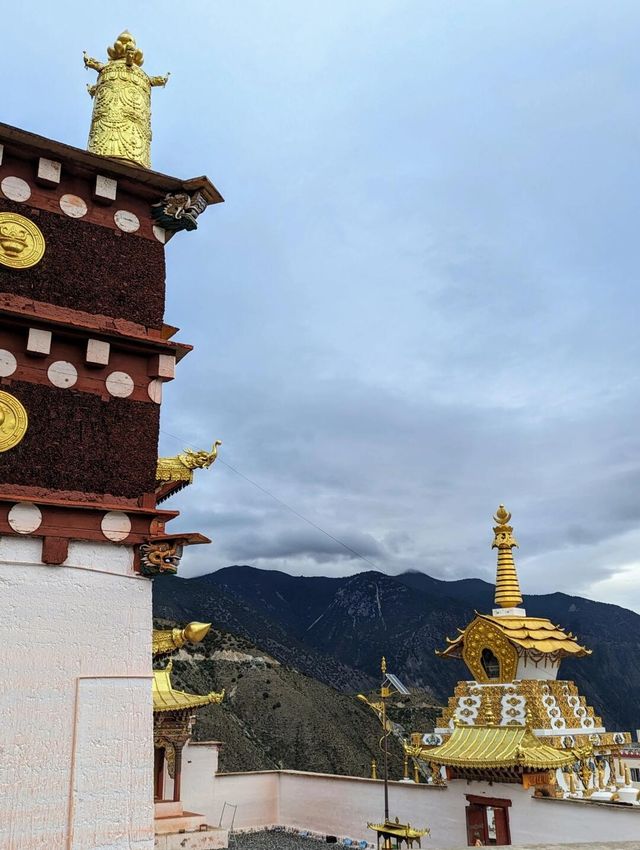 嘎丹桑批羅布岭寺：康巴藏區的佛教藝術殿堂。