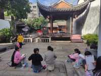 福州朱紫坊名人故居漆藝館沿著河岸漫步