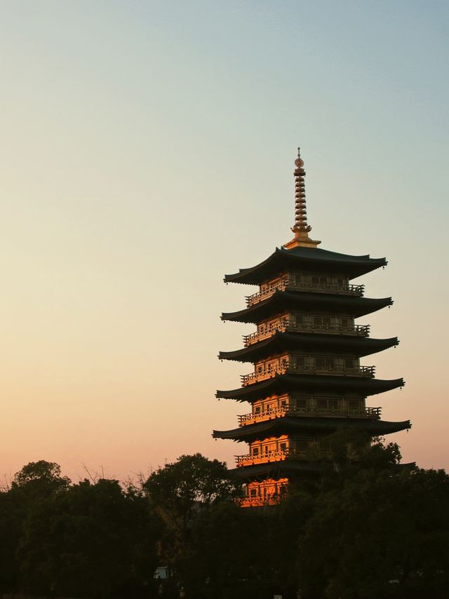 金烏西墜，留景楊輝