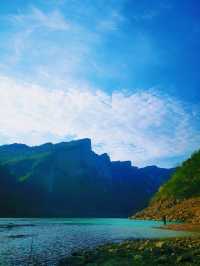 六廣河景秀，峰巒映水流，幽韻古今留