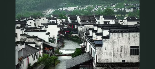墨痕深處覓徽州  

踩著晨霧未散嘅青石板，我跌入咗徽州嘅水墨長卷裡。呢度嘅山、水、村落，都似係從硯台