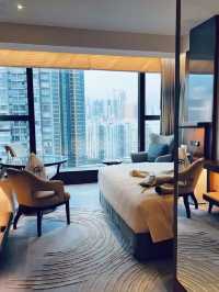 香港🇭🇰！！瞓醒就見到180°絕美維港海景🌊真係抵到爛！瞓醒就能望到維多利亞港，究竟係咩體驗哇❓✨