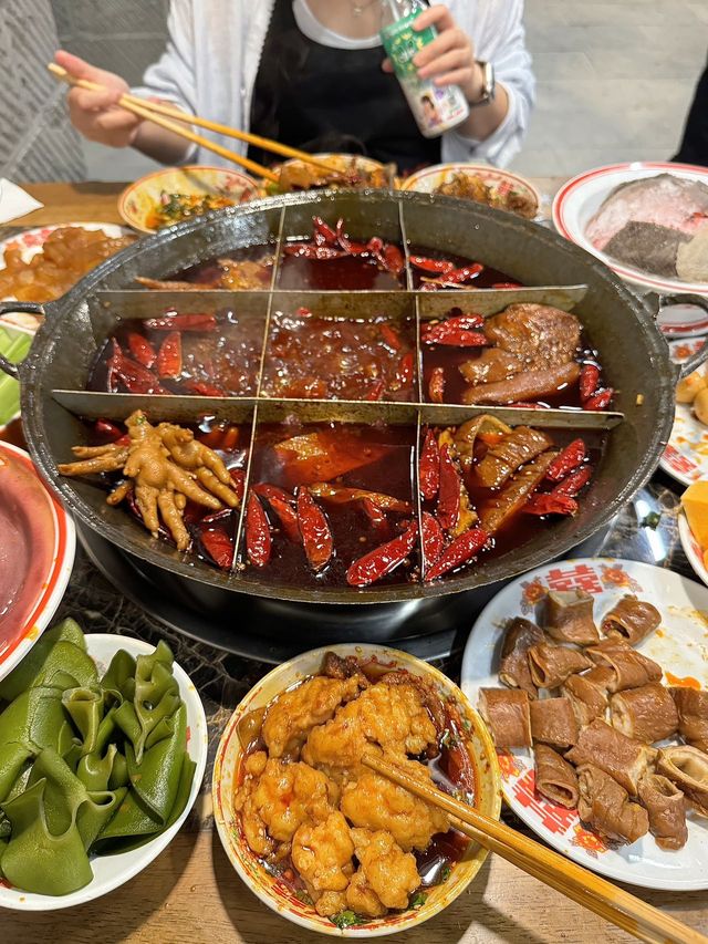 嚟重慶第一餐。。。食洞子火鍋。。。