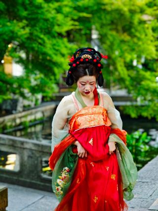 You've got to come to West Lake in Hangzhou for a Hanfu photoshoot at least once!