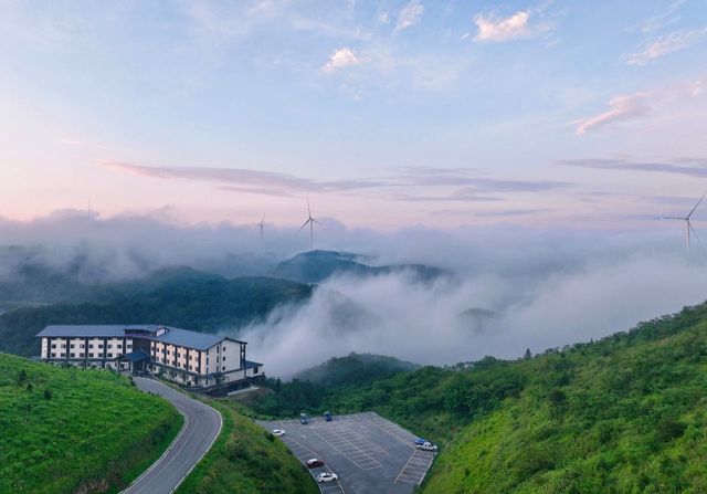 21℃邂逅浪漫與自然的奇幻之旅，百里荒景區旅遊保姆級攻略：   百里荒景區，位於湖北宜昌夷陵區、遠安