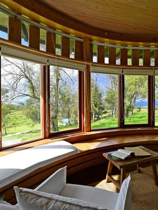 If there's a place in South America that's even more mysterious and awe-inspiring than Machu Picchu, it has to be the ultimate secluded Easter Island at the edge of the world. Though remote and less traveled, it remains a must-visit destination in a lifetime.
·
Easter Island (Rapa Nui)
One of the most isolated lands on Earth, floating in the middle of the Pacific Ocean, 3,700 kilometers away from mainland Chile. It has minimal contact with the outside world, and only a handful of people have visited this enigmatic place.

The island is home to the world's most puzzling statues—the Moai. These massive stone figures have stood silently for centuries, exuding an indescribable aura of mystery.
·
🗿 Must-Visit Attractions
·
1️⃣ Orongo
A ceremonial village dedicated to the Birdman cult, perched on the edge of a volcanic crater 300 meters high. One side overlooks the crater, while the other faces the deep blue ocean, offering one of the most spectacular views in the South Pacific.
·
2️⃣ Rano Raraku
The "birthplace" of the Moai statues, with hundreds of unfinished statues scattered across the slopes. Walking here feels like stepping back into the early Polynesian era. On the southeastern slope, you can find the unique kneeling Moai—Moai Tukuturi.
·
3️⃣ Ahu Tongariki
A lineup of 15 majestic Moai statues overlooking a vast, flat village site. The sunrise view here is unparalleled, making it the best spot for photography.
·
4️⃣ Anakena Beach
A natural beach with white sand, turquoise waters, and palm trees, complemented by the backdrop of seven Moai statues (Ahu Nau Nau).
·
5️⃣ Tahai
A group of Moai statues facing the ocean, making it the perfect spot to watch the sunset on the island.
·
🗿 Must-Try Experiences
✔️ Gaze into the eyes of the Moai: Feel the wonder of ancient civilization up close.
✔️ Cycle around the island: Explore the 60-kilometer island freely on two wheels.
✔️ Stargaze: Witness the breathtaking combination of Moai statues and the Milky Way.
✔️ Enjoy Rapa Nui dance performances: Experience the passion of the locals and the cultural heritage of Rapa Nui.
·
Here's a recommendation for a luxurious hotel on Easter Island, just 8 kilometers from the capital, Hanga Roa!
·
🏨 Explora en Rapa Nui
Chile, Easter Island
·
Hotel Highlights:
▫️ All-inclusive services, covering accommodation, meals, drinks, exploration activities, and airport transfers.
▫️ Over 20 activities to choose from, including hiking, cycling, and snorkeling.
▫️ Rooms offer garden and ocean views, with WiFi available in public areas.
·
Best Travel Season for Easter Island (October to March)
Leave a comment to learn about a recommended 4-day, 3-night itinerary.