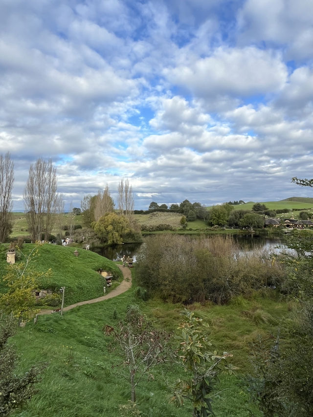 🇳🇿🐑 Hobbiton's Secret Beauty: Where Rolling Green Meets Crystal Waters! 🌊