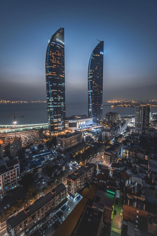 廈門雙子塔：城市天際線的璀璨明珠

廈門，這座美麗的海濱城市，以其秀麗的風景線、豐富的文化底蘊和獨特