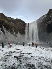 冰島有多層梯級瀑布的斯科加瀑布