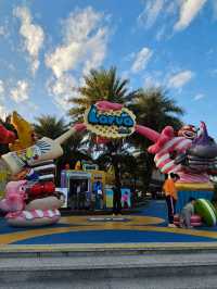 斑斕雲彩下遊樂設施玩足一日