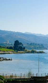 冬日暖陽下的撫仙湖,絕對是雲南最治癒的藍色秘境!這次的昆明-撫仙湖之旅完美避開了人擠人的景點,躺在湖