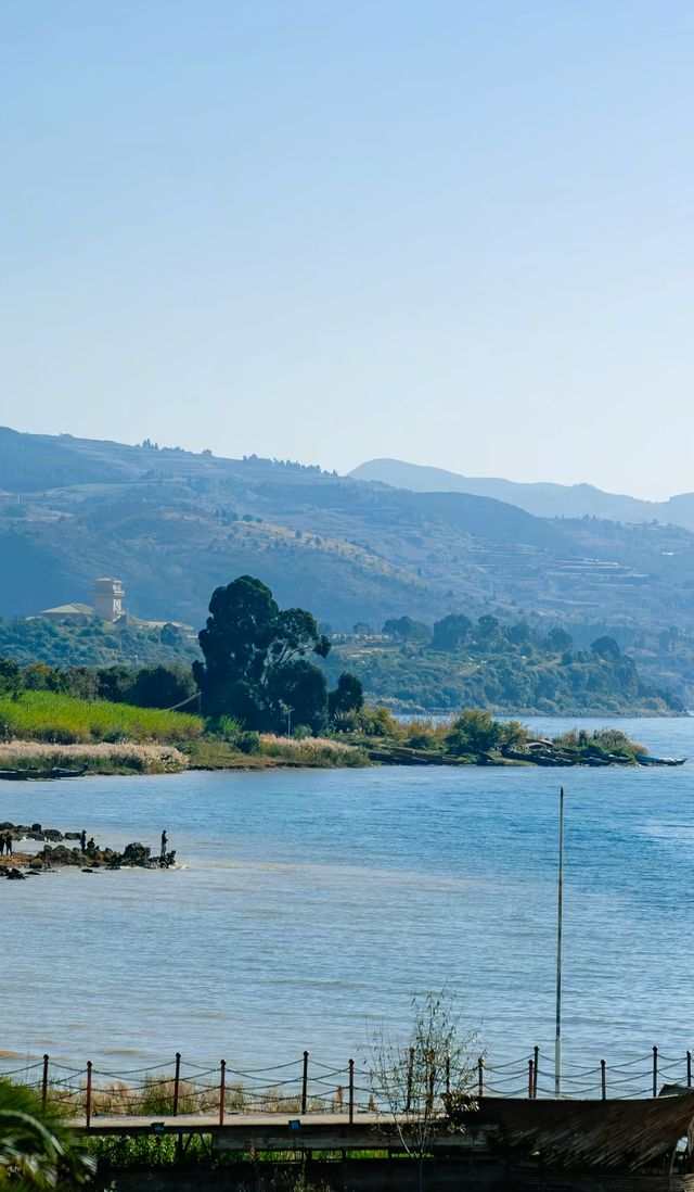 冬日暖陽下的撫仙湖,絕對是雲南最治癒的藍色秘境!這次的昆明-撫仙湖之旅完美避開了人擠人的景點,躺在湖 冬日暖陽下的撫仙湖,絕對是雲南最治癒的藍色秘境!這次的昆明-撫仙湖之旅完美避開了人擠人的景點,躺在湖